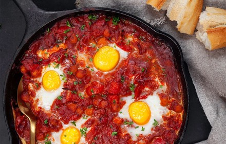 Shakshuka Med Harissa Och Kikartor Foto Nurlan Mathem2