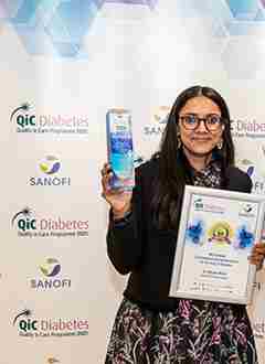 Dr Shivani Misra receiving her award 