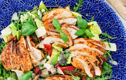 Italiensk Kycklingsallad Med Grillade Gronsaker Och Parmesan Foto Nurlan Emir Original 1344X1344a