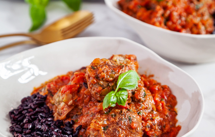 Zucchini Och Farsbollar I Tomatsas Med Raris Foto Nurlan Emir Mathem