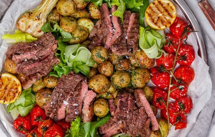 Biffsallad Med Chimichurridressad Potatis Foto Nurlan 10802