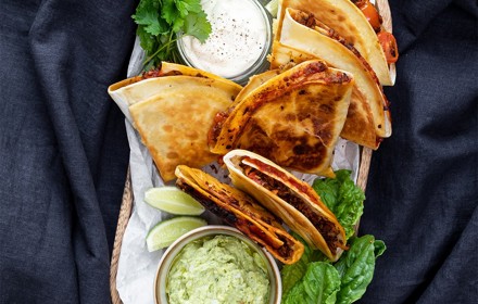 Vegetariska Quesadillas2 Med Guacamole Foto Nurlan Mathem2