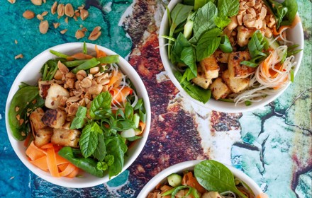 Asiatisk Nudelsallad Med Krispig Tofu Foto Nurlan Emir Original 1344X13442