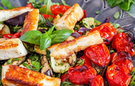 Ugnsbakade Medelhavsgronsaker Med Halloumi Foto Nurlan Emir Mathem2