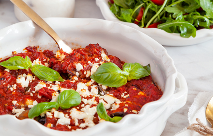 Auberginerullar Med Fetaost I Tomatsas Med Sallad Foto Nurlan Emir Mathem