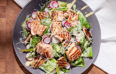 Caesarsallad Med Grillad Lax Foto Nurlan Mathem2